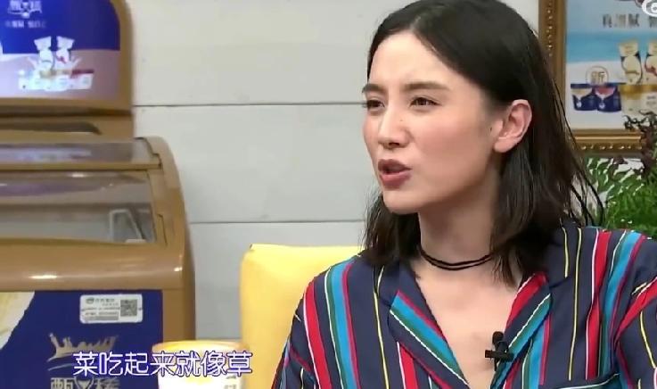 宋佳吃饭向来无肉不欢，饮品也偏爱酒而非茶。不过她酒喝多了有个小习惯——会“挨个揍