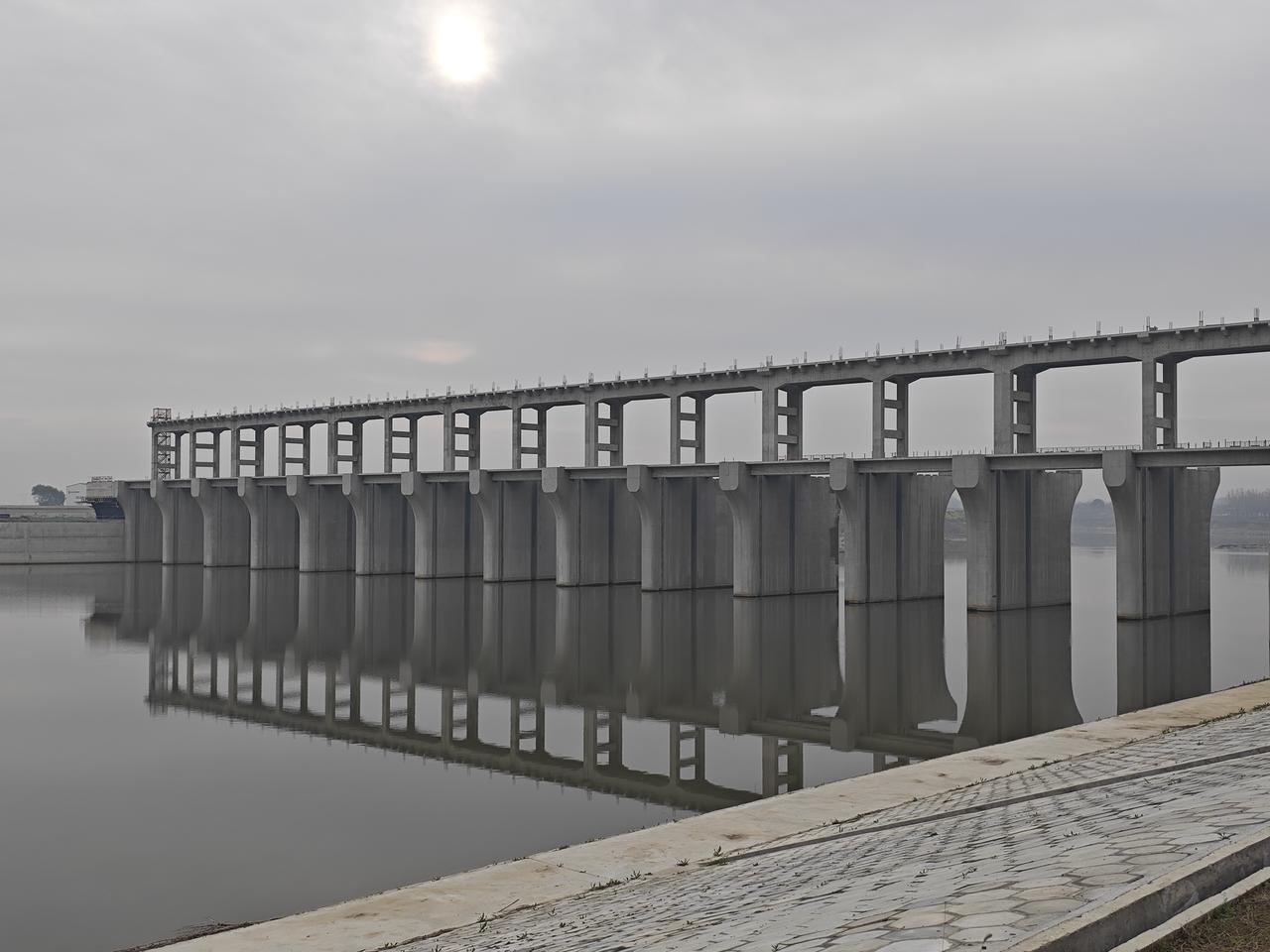 中小学副高≈公务员副处级。相同条件下(比如同岁同时参加工作等)两者退休后养老金哪