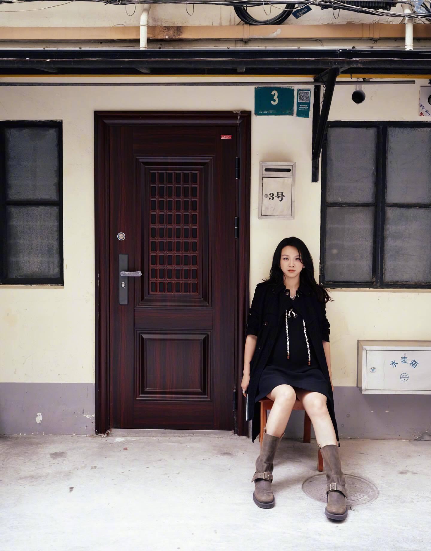 汤唯inBurberry📸上海街头随拍，自在松弛状态，享受片刻惬意时