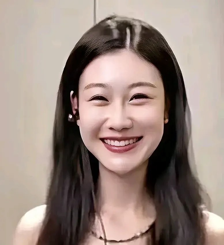 真搞不懂，这年头小姑娘也能把沈逸、蔡正元、郭正亮这种大佬收服得服服帖帖？你别看
