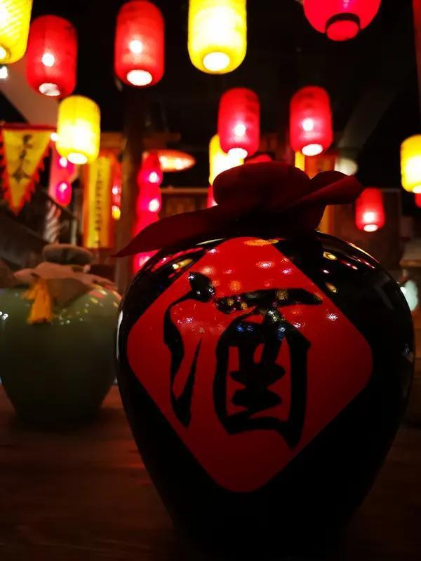 上联:酒里千秋梦，下联:请高手对看到“酒里千秋梦”这一上联，顿时诗意满溢，令