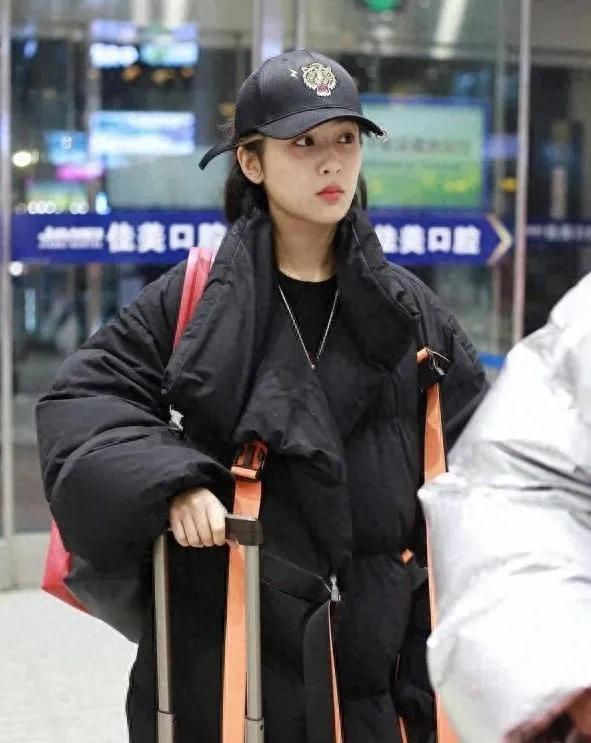 杨紫的黑色羽绒服，真的太会穿了！谁说羽绒服只能臃肿？杨紫用一件黑色长款羽绒