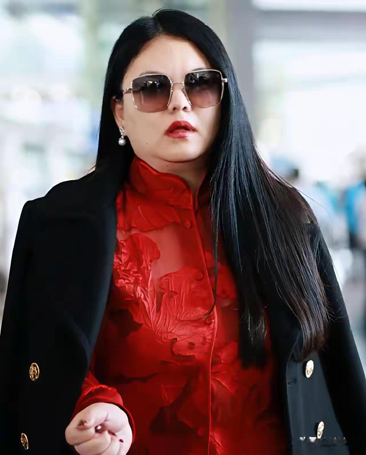 真的没人觉得奇怪吗，李湘49岁，当了半辈子主持人。但一顿8000的早餐和给每月6