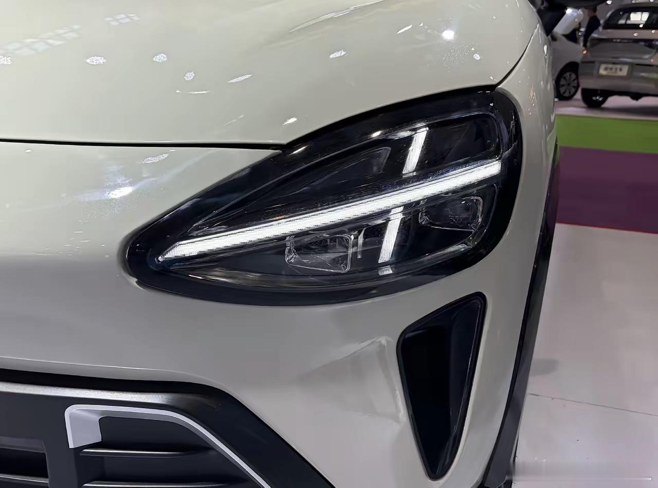 好家伙，属于是演都不演了，年轻人有小米YU7，老年人有老米YU7，简直就是像素级