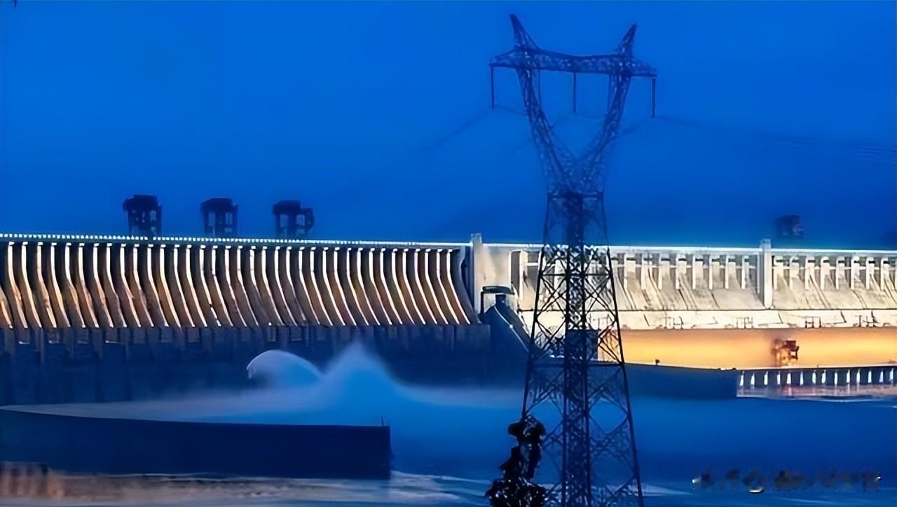 三峡电站累计发电量到2025年8月底已经超过1.8万亿度了，卖电收入算下来四千五