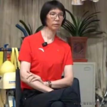 国手母亲王福英，托举余嘉豪的篮球梦，余嘉豪的成功，离不开母亲王福英。身为前女篮