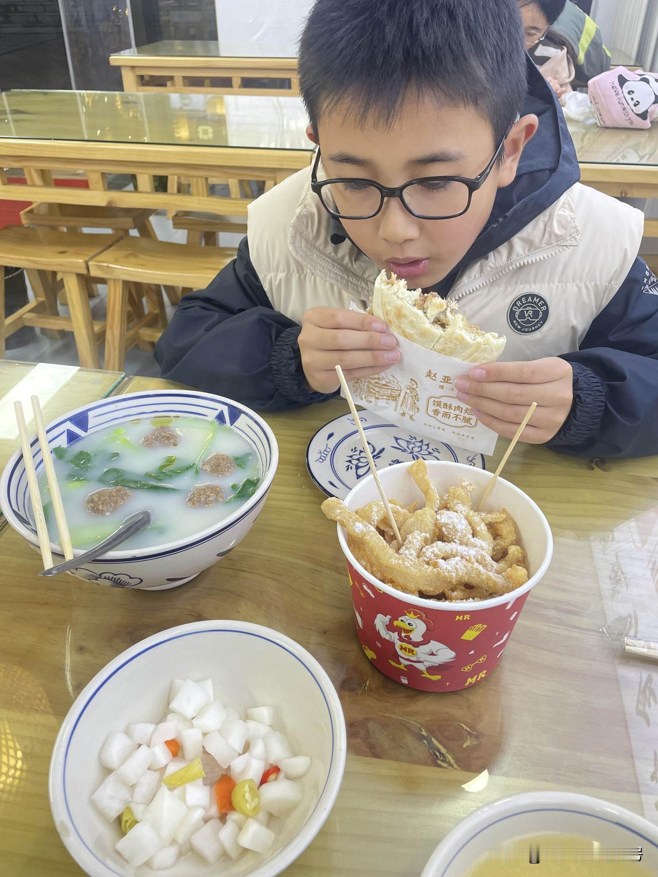 养孩子着实不易。周五下午学校没饭，孩子放学后我便立刻带他去吃饭。因为他咳嗽还没好