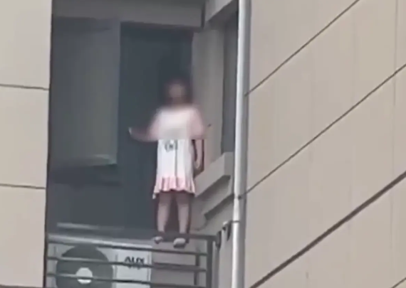 6岁女孩翻出21楼想给家人惊喜近日，江苏徐州，一6岁女孩翻出窗外，站在21层没
