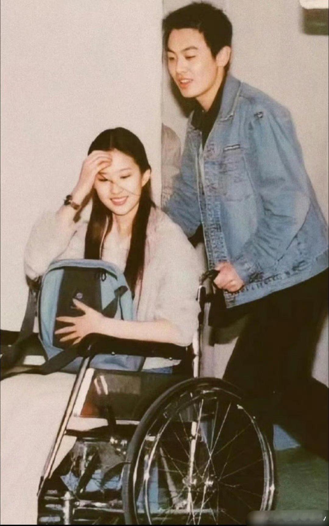 刘亦菲朱亚文大学合照我记得天仙还参加了朱亚文的婚礼呢，神奇的朋友圈