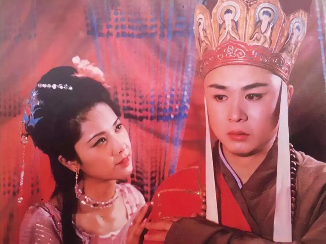 1985年秋天的苏州狮子林，一场戏拍到了后半夜。监视器前面的杨洁脸色铁青。镜头里