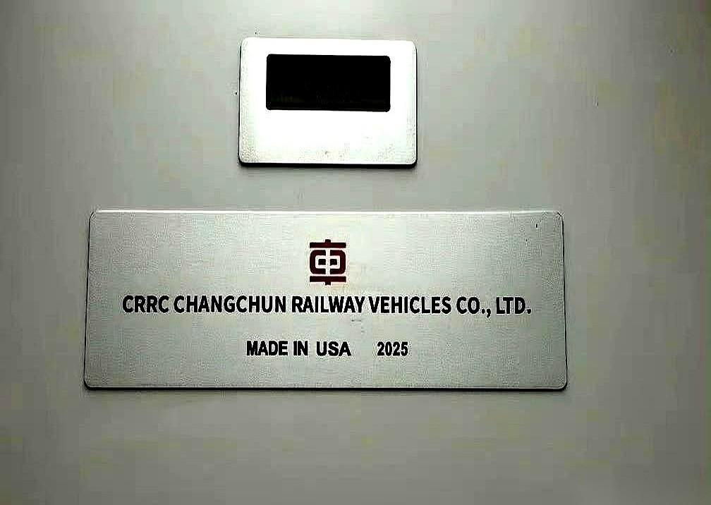 在波士顿，美国第一条地铁的诞生地。一个当地大哥，指着崭新的地铁车厢，胸脯挺得老高