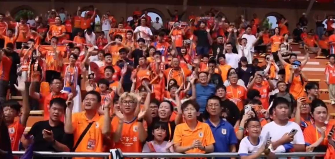220个人，顶着大太阳走进泰山队基地。不是来看热闹的，是来赴一场约的。❤️唐