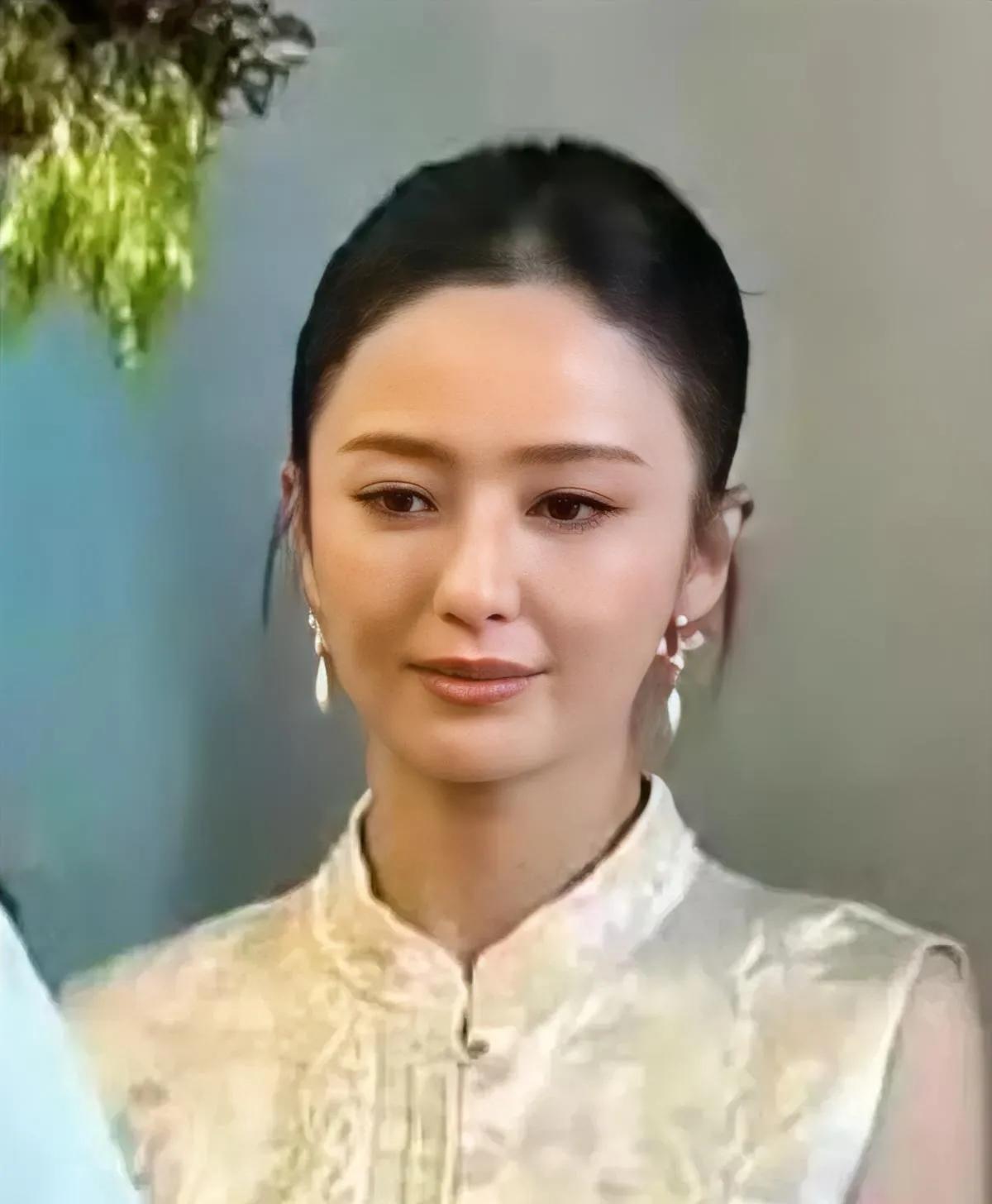 佟丽娅的表情告诉我们，只要不停地问，不停的问，同一件事情，董璇就会同意！[捂脸