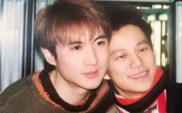 沈腾：军艺校草就两个，我和杨洋。沙溢：师弟，请尊重事实。当年我长啥样你难道忘