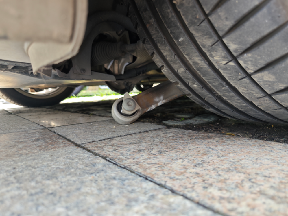 开a4碰了块地砖，居然悬架断了开了5万公里左右，在单位碰了一块碎掉的地砖，车速