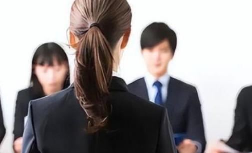 北京有一位女研究生去参加面试，面试官问道：“100个口是什么字？”女研究生回答：