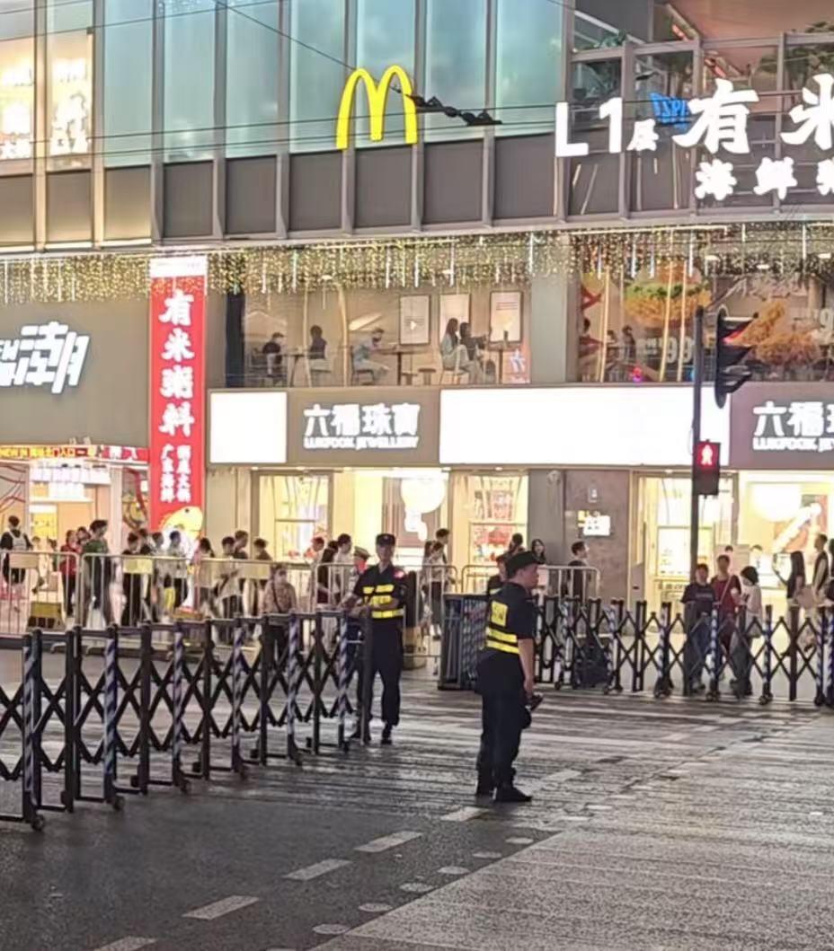 五一，上海南京路步行街依然是用人墙来分流。广州北京路步行街是采用电动栅栏来分流！