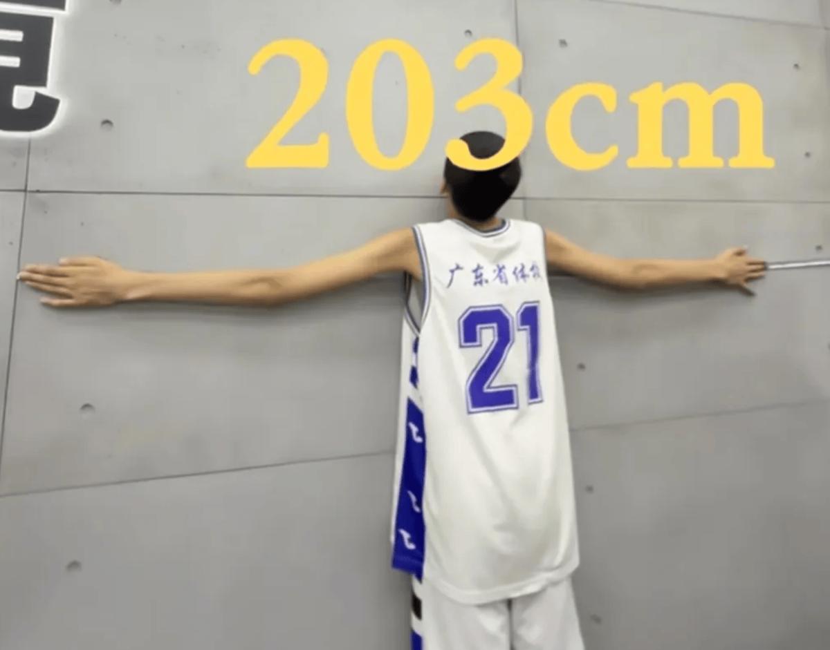 13岁臂展2米30，宏远挖到天才？静态天赋直追周琦！最近，广东宏远青训体系中