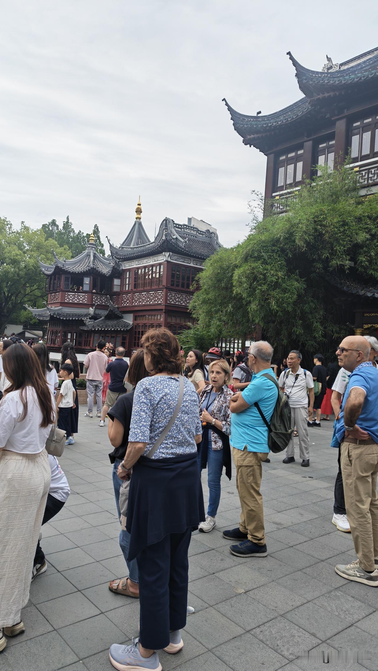 上海豫园：450年明代风华里的“国际朋友圈”漫步在上海城隍庙与豫园一带，仿佛