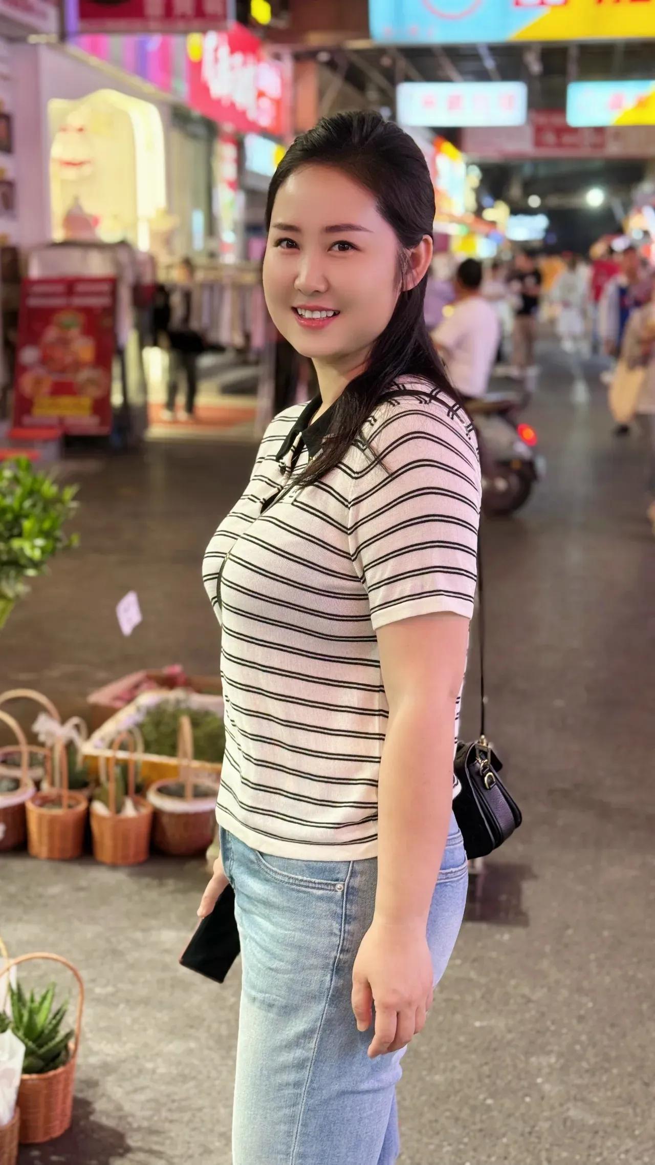 街拍好身材美女们（系列25）好服装搭配美女会心动吗？女人的自我成长是为了什么?