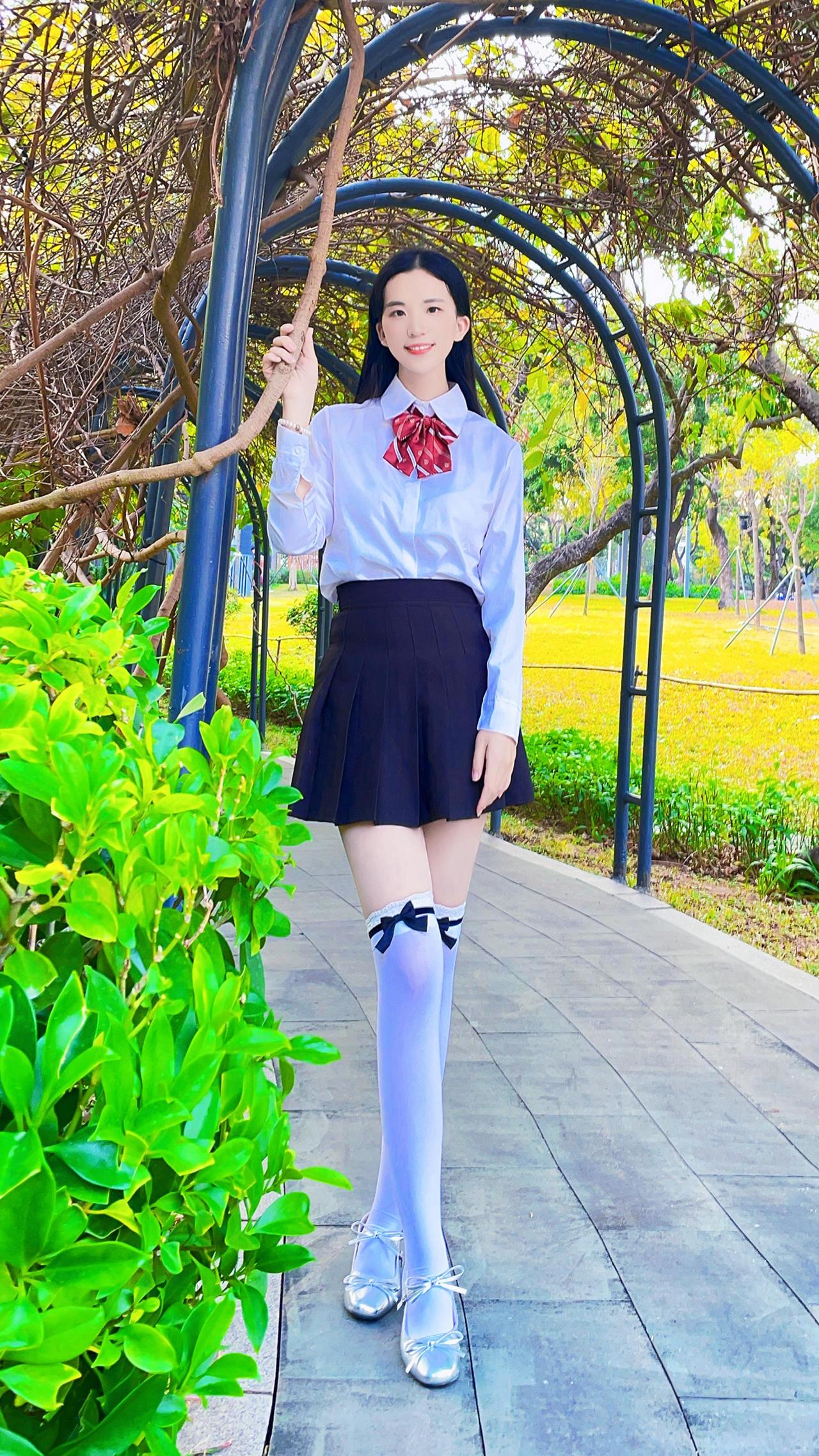 过膝袜jk穿搭拍照jk拍照外景长筒袜美女