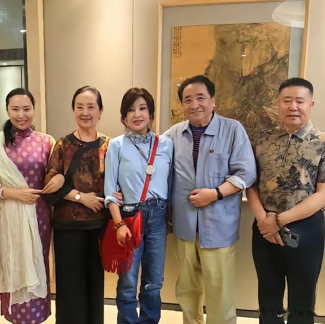 考验影迷的时候到了！如果能认出画面里五位艺人，堪称影迷佼佼者。这张是文艺界