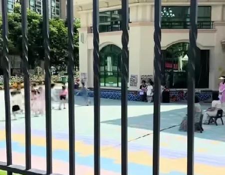 近日，江西一幼儿园，孩子们在太阳下晒着排练，老师们坐在阴凉处指导，对此幼儿园工作