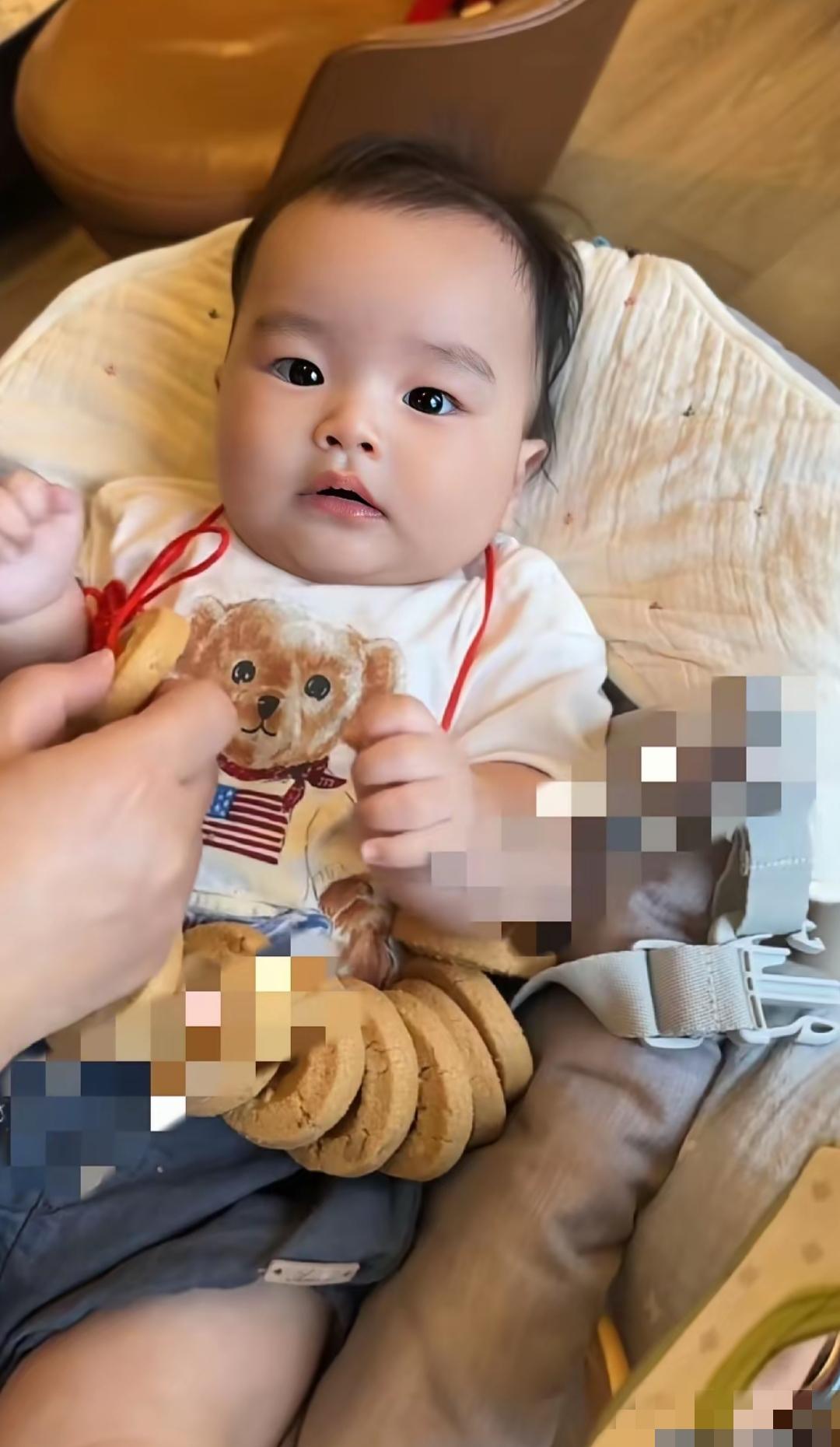 张兰家的“汪宝儿”近日已回到台湾，外公外婆给孩子过4月份收诞礼！“汪宝儿＂眨