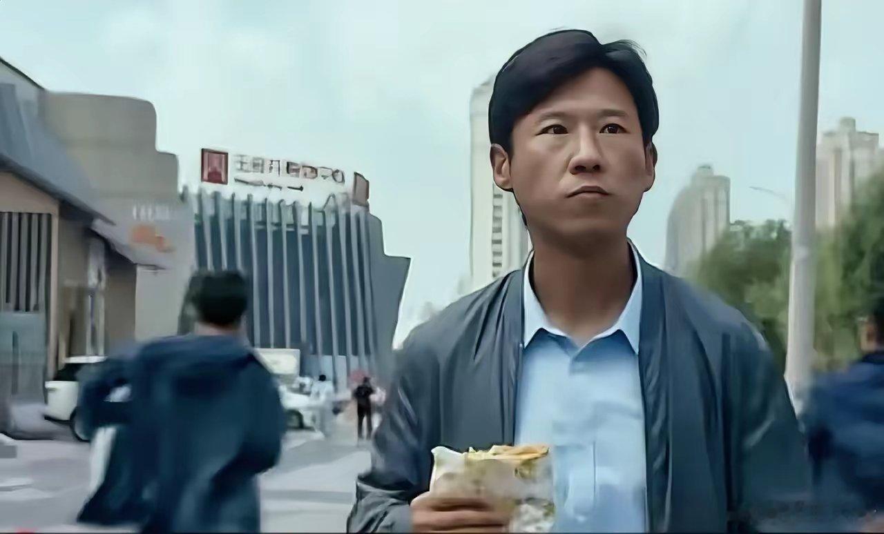 万万没想到，《低智商犯罪》张一昂吃煎饼时，现场发生爆炸，炸起来的不是大粪，而是大