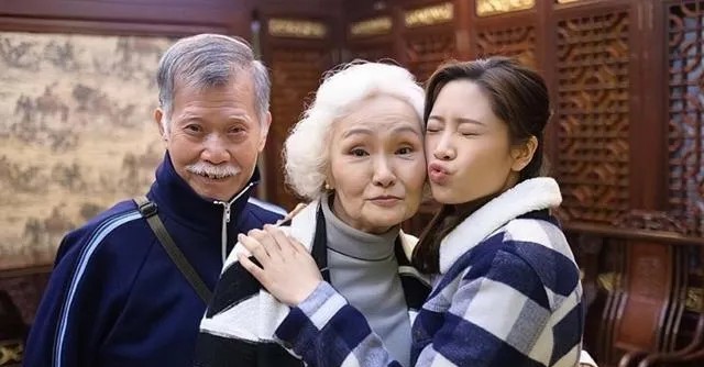 昨天香港佐敦一声闷响，88岁的唐佳从高楼坠下当场身亡。身首分离的惨状吓坏路人，可