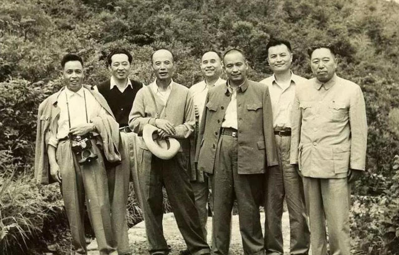 上世纪60年代，一次开大会时，有人念了铁道部部长吕正操上将的“heicail