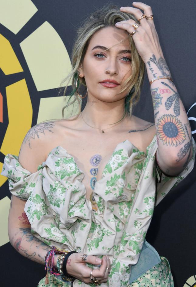 迈克尔杰克逊女儿浑身80多处纹身，被网友骂看着很脏，她直接在评论区硬刚回去！