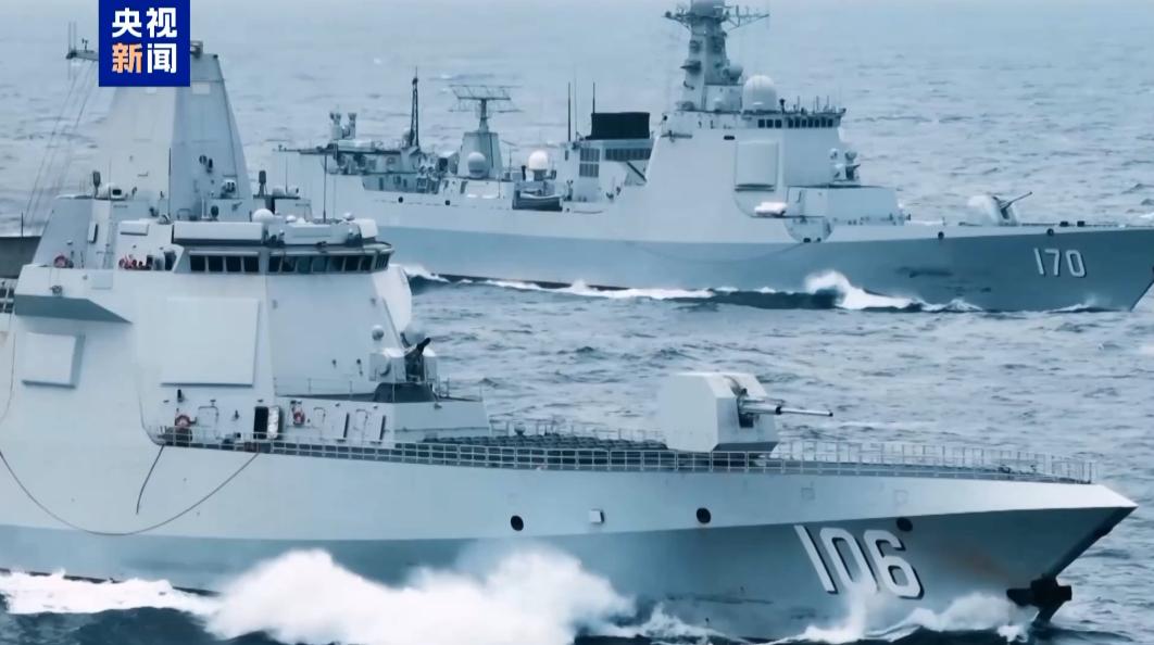 中国055、052D大驱直接抵近日本东京湾！舰上的高超音速导弹，射程完全覆盖