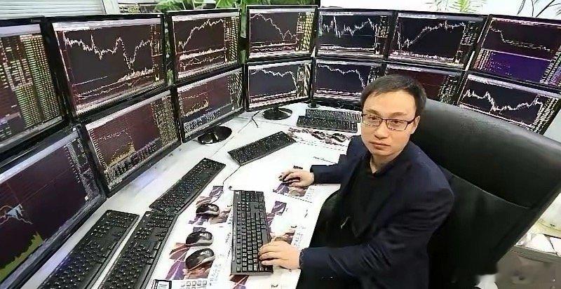 这小伙子就是陈小群啊？看样子他是干不过量化的呀？？看了他身边的这些装备，知道了，