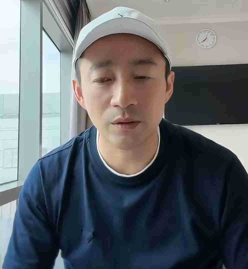 汪小菲又和张兰较上劲了。刚刷到他在病房直播吐槽的片段，隔着屏幕都能感觉到火