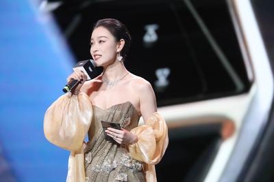 倪妮一袭抹胸长裙出席凯迪拉克新品凯威德上市发布会贵气飘飘不失时尚性感越看越