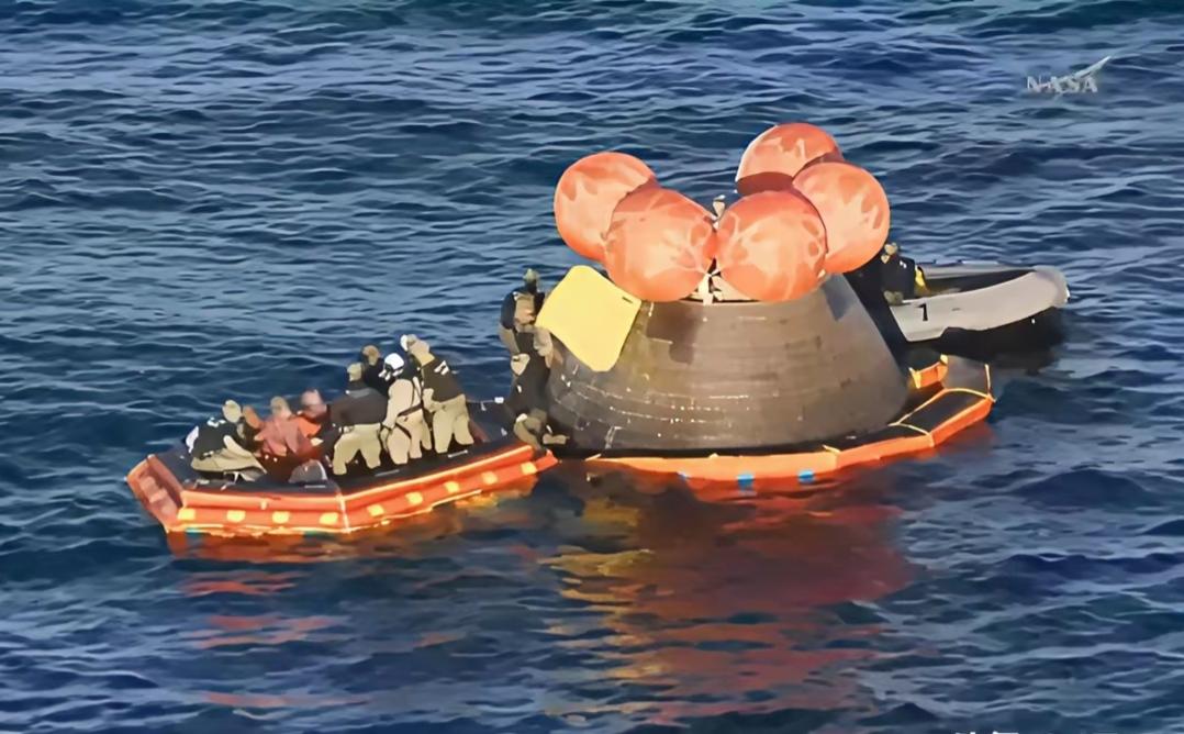 执行阿耳忒弥斯2号载人绕月飞行任务的“猎户座”回来了，有一个奇怪的点，美国的宇航