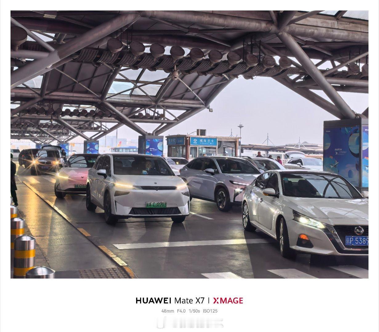 早上6点的首都机场，挺繁忙的。发现地平线HSD的广告还在，已经好几个月啦！相比之