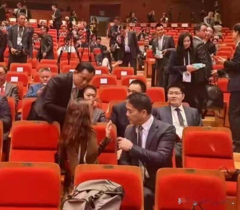 澄清一下！谁说刘强东和他媳妇吵架了？[捂脸哭]怎么可能呢？看上去不就是交流工作没