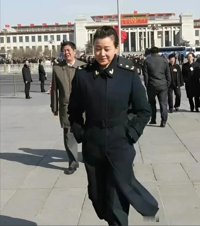 美人就是美人，不论是她平时穿着的这种长衫外套，还是红毯上的礼服造型，都能美的让你
