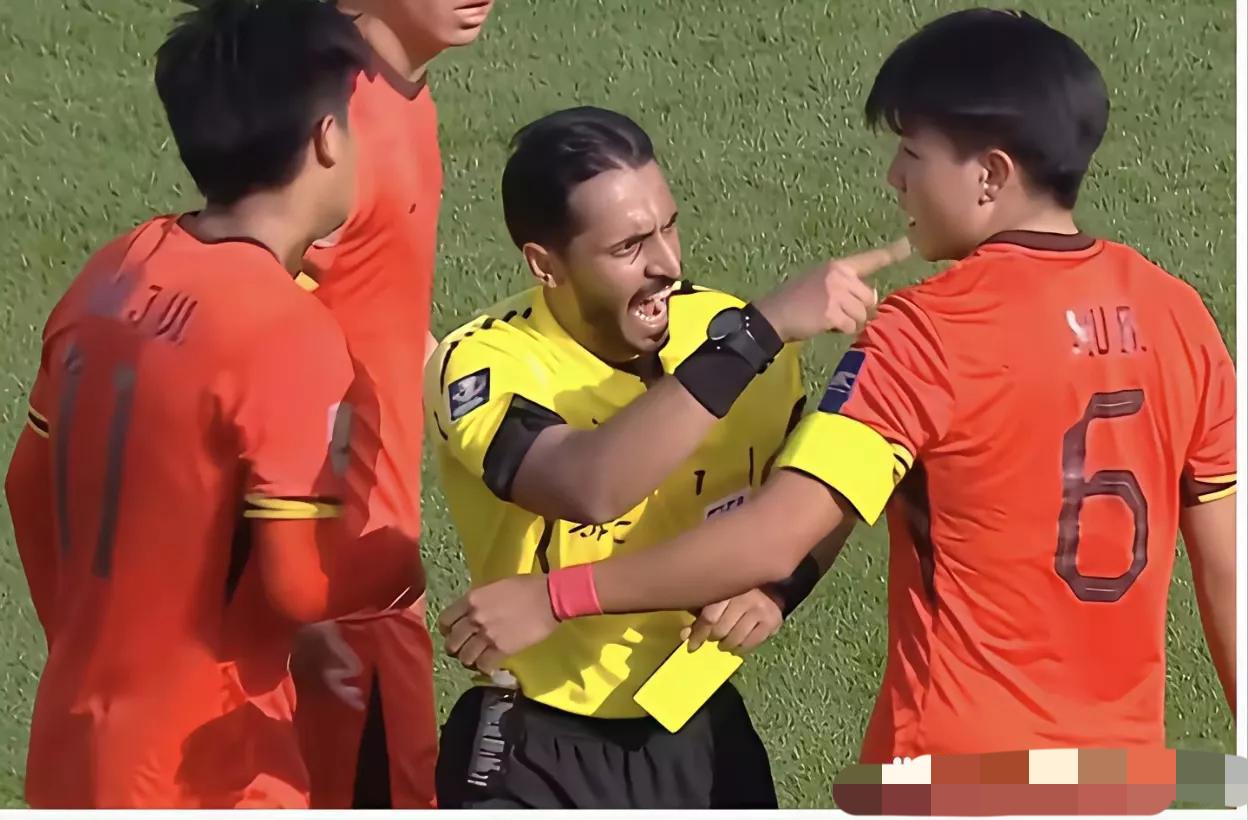 比赛中，规则要求球员和教练不能横加指责裁判。但就看看这西亚卡塔尔裁判对中国队