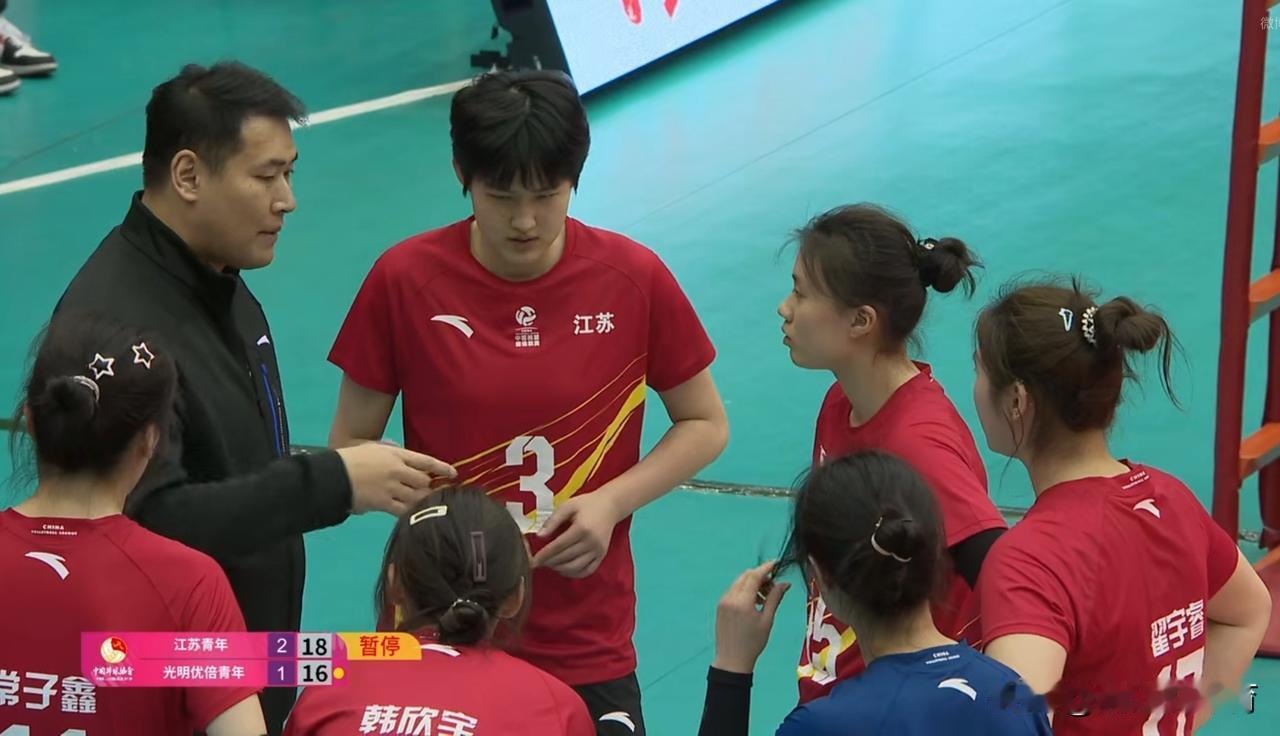 江苏青年女排3-1力克上海，副攻陈晓辉是“独一档”领先，主教练陈平与老帅沈富麟差