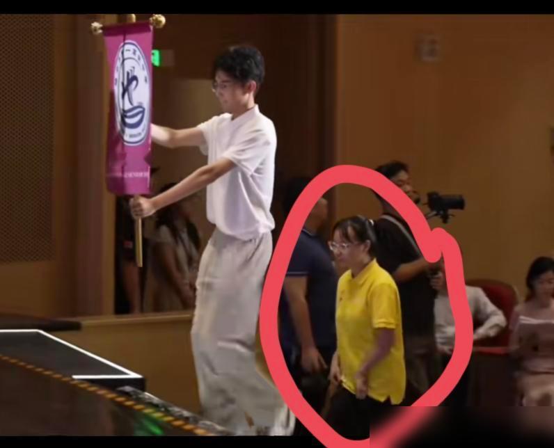 西湖大学开学典礼上，这个来自河南镇平一中的女生没“娘家人”撑场面，多少会有点小失