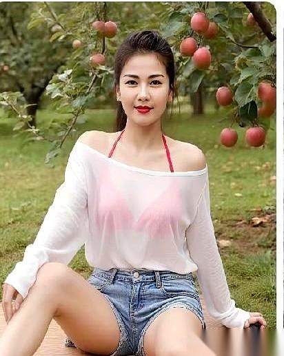 金秋，苹果树下，刘涛穿着白衬衣短裤，手里没拿苹果，只是盯着树上的红果子。风吹过，