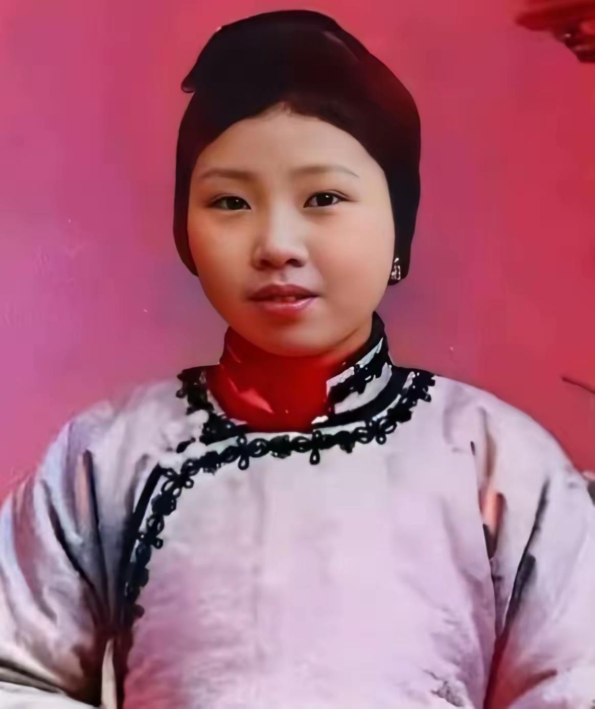 这是钱学森母亲章兰娟的照片。​章兰娟是相当有钱的一个人，她父亲叫章乐山，曾当