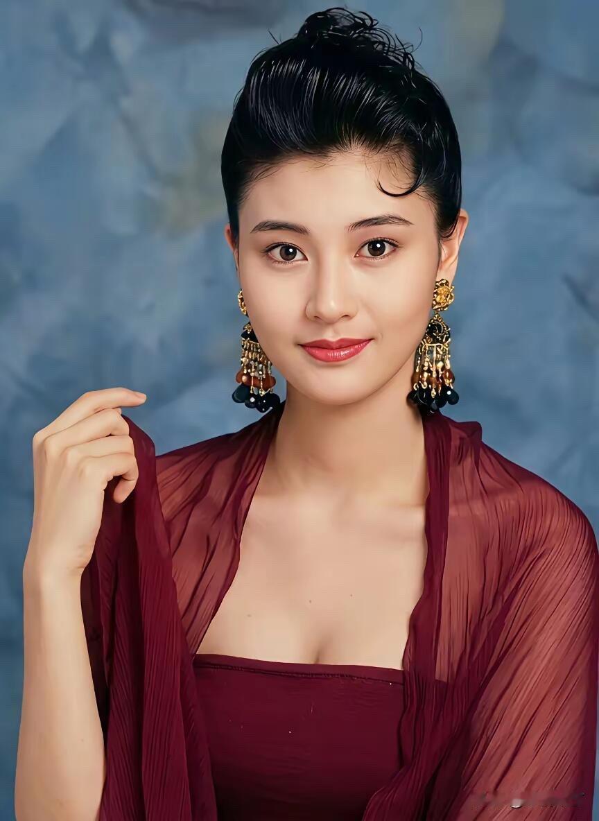 说起李嘉欣的美貌，港媒当年评价堪称石破天惊！几十年光阴流转，港姐第一人的位置依