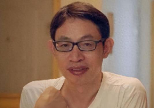 2008年汶川地震发生时，范美忠正在给学生上课，他扔下学生拔腿就跑，因为跑太快，