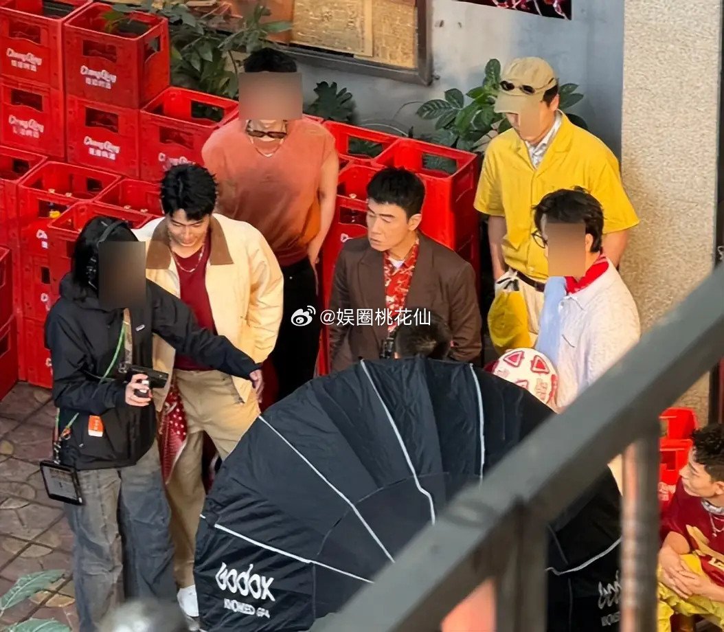 59岁陈小春现身重庆，穿搭朴素、裤子全是褶显邋遢，精气神却超足