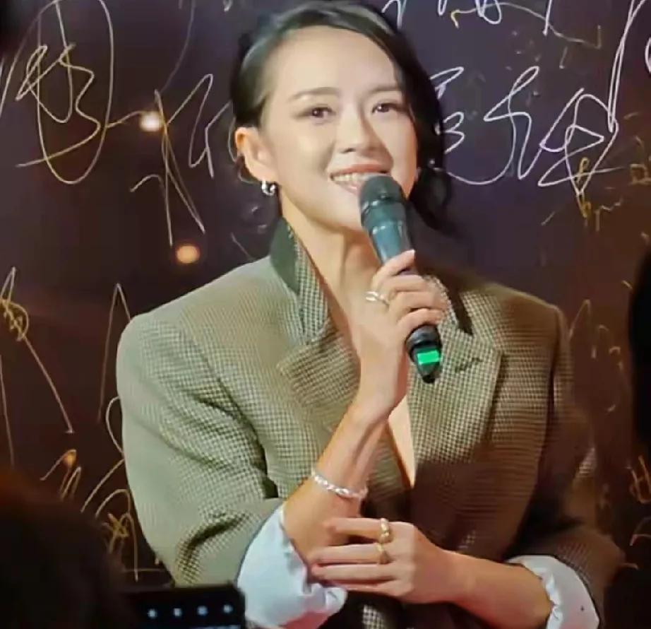 澳门国际电影节红毯，46岁章子怡美出新高度！离婚后她状态爆棚，深V礼服配大波浪，