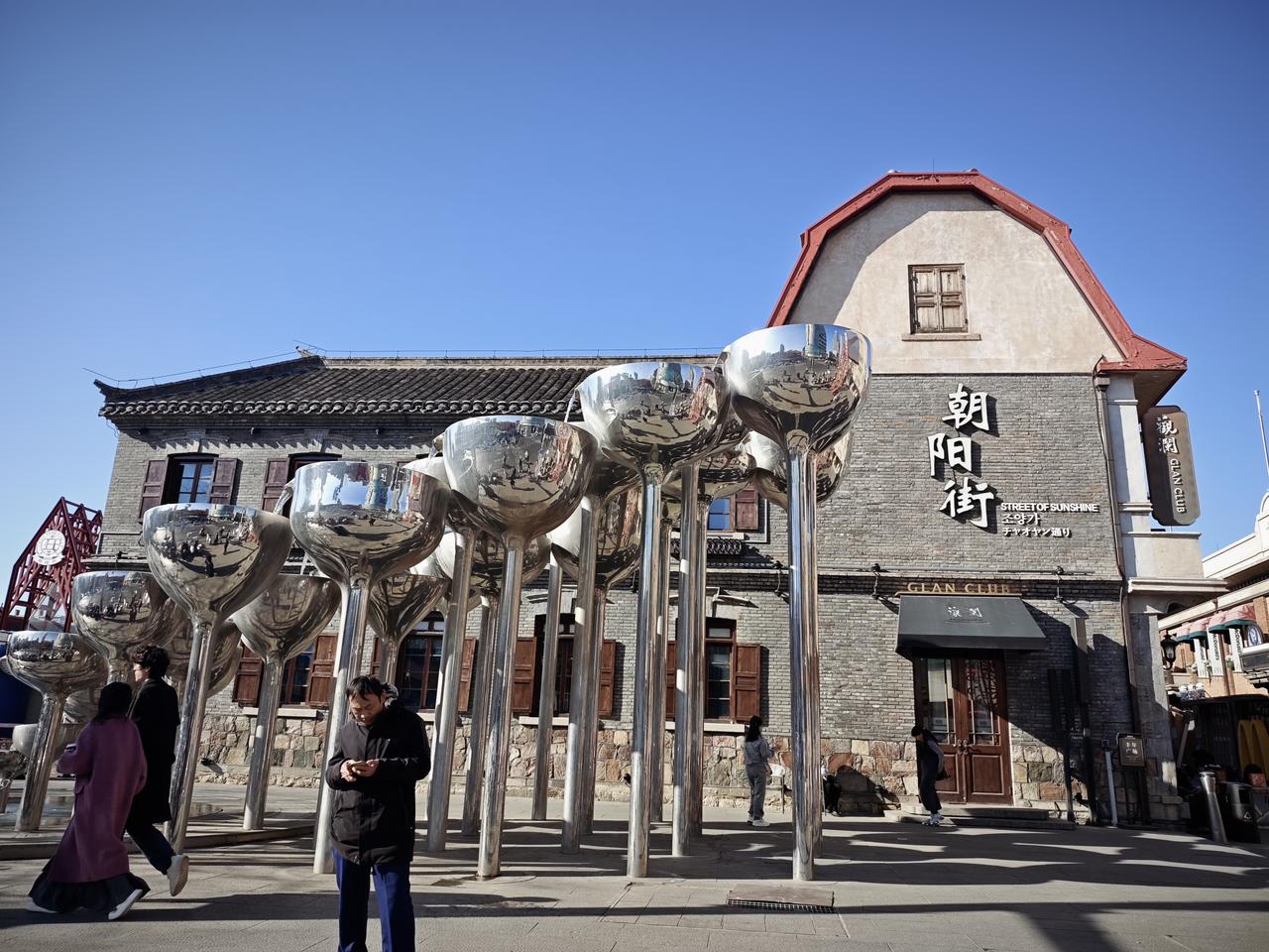 烟台的天真的很蓝，明星拍照打卡地芝罘区朝阳街，随便一拍都好出片。[赞]烟台拍照